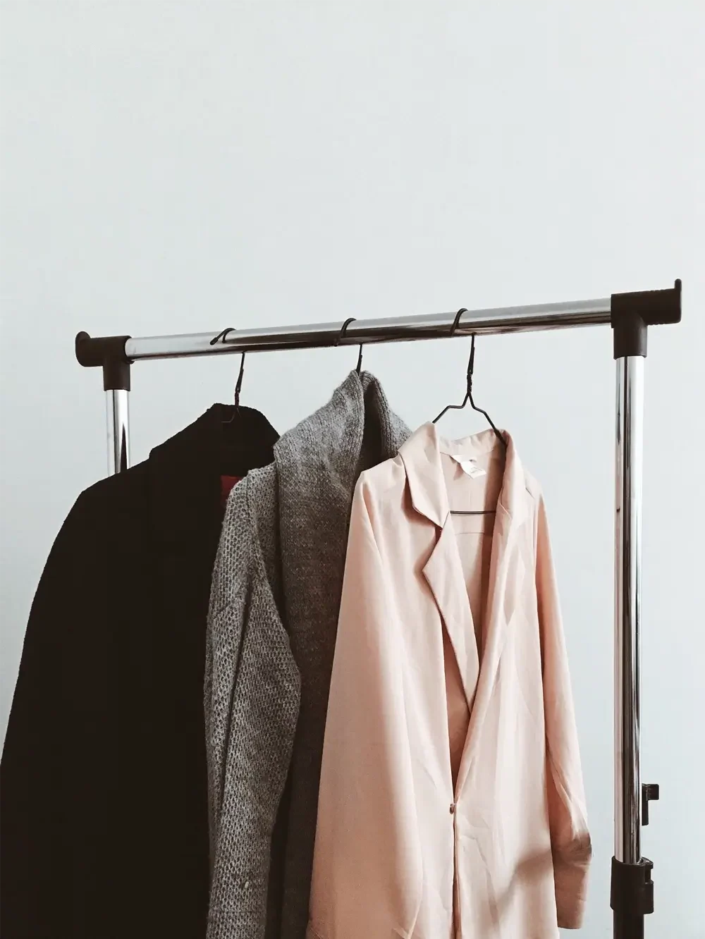 clothes-on-rail-minimalist-style-wardrobe